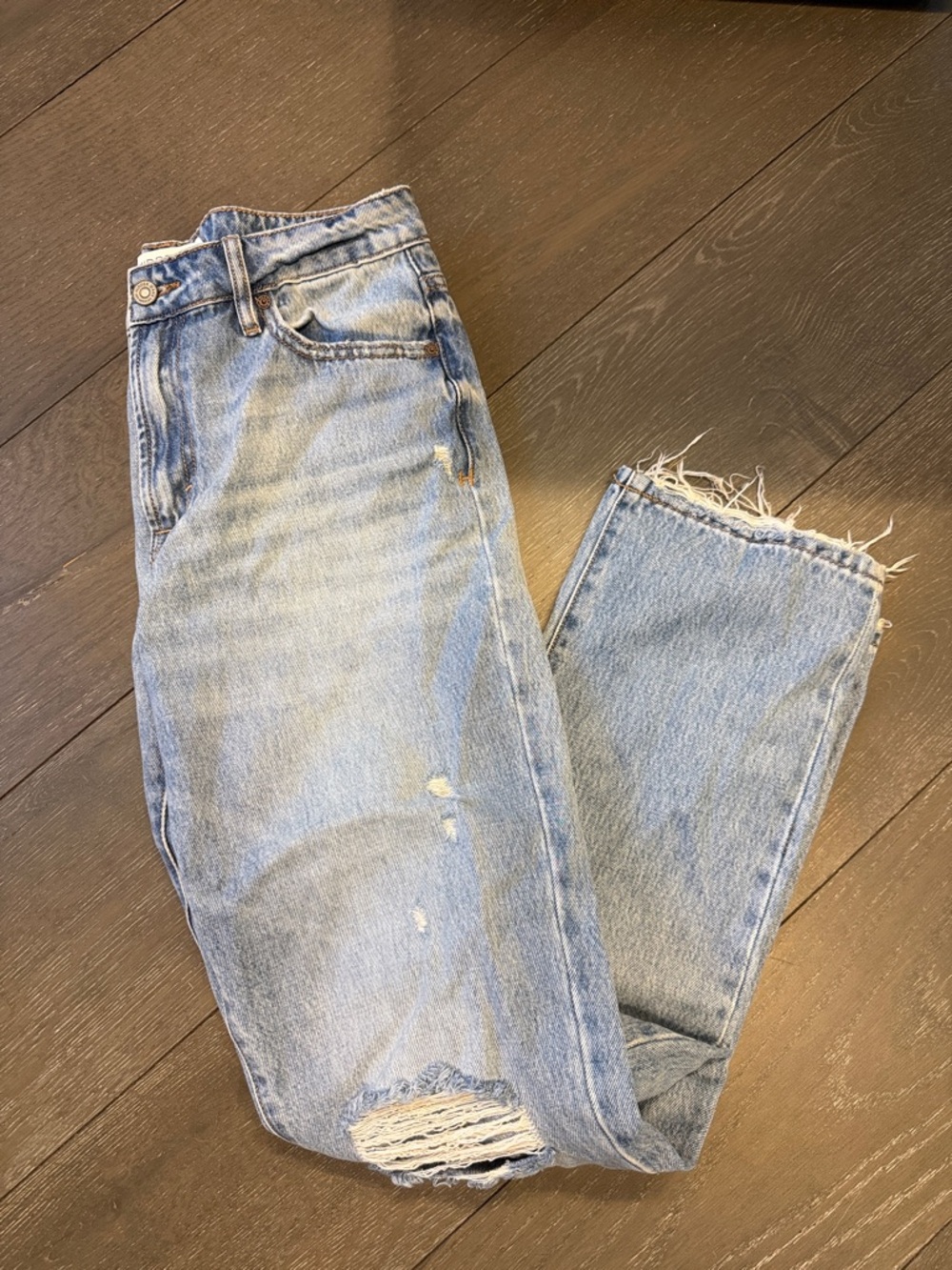 High-Rise Light Blue Women's Jeans with Distressed Hem